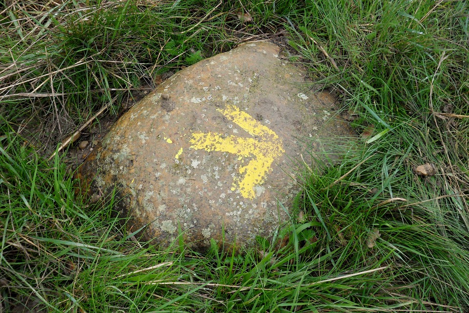 Yellow arrow on the rock jakobsweg-250366_960_720